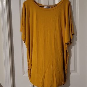 Mustard t-shirt with gathered wristband
